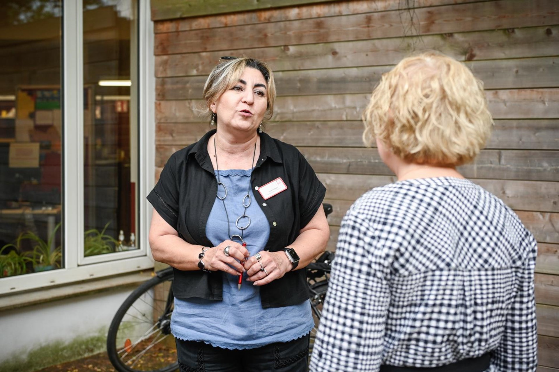 Eine Frau spricht mit anderer Frau