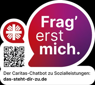 Das Bild zeigt  die Worte "Frag* erst mich" in einer rot-violetten Sprechblase. Links davon sieht man das Caritas-Flammenkreuz. Darunter den QR-Coder, zum Caritas-Chatbot das-steht-dir-zu.de verlinkt. 
