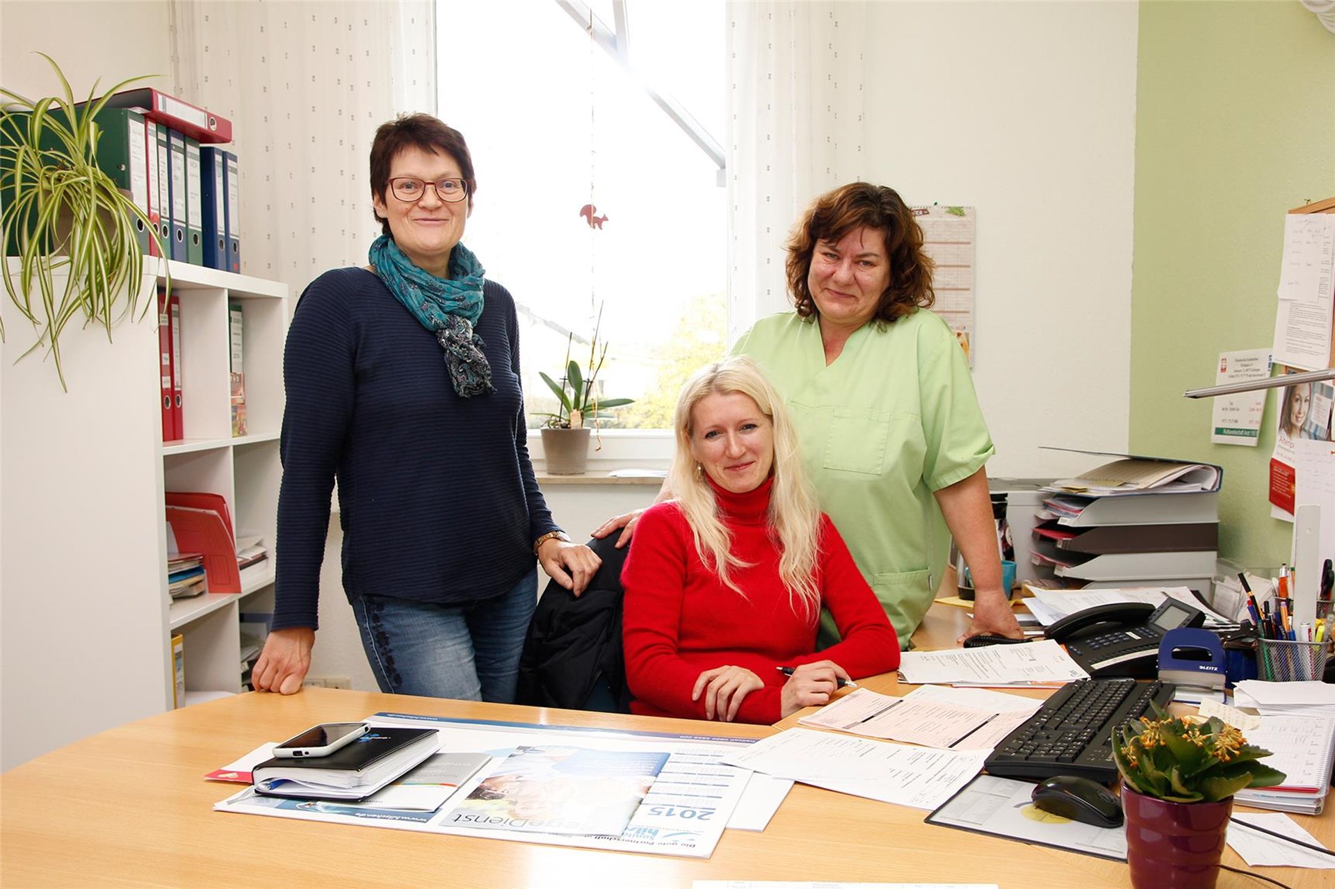 Pflegedienstleitung Elena Haas, ihre Stellvertretung Angela Wanner und Simone Frey, Pflegehilfskraft, stehen hinter ihrem Beruf: „Ich mag diese Dynamik in dem Beruf. Kein Tag ist wie der andere.“