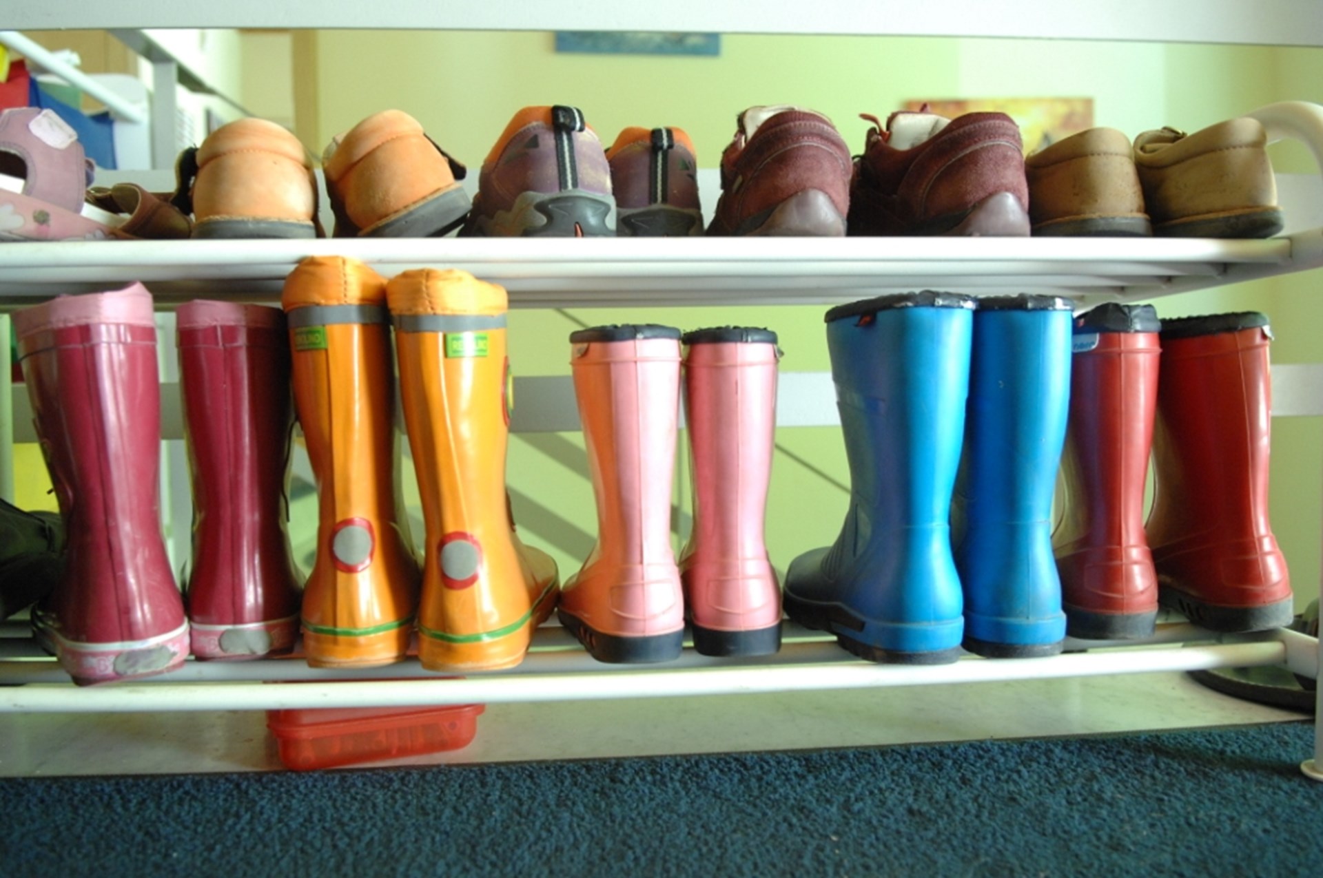 Schuhe und Stiefel auf einem Regal