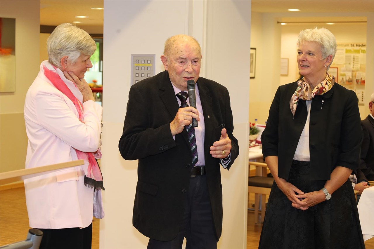 Brigitta Hofmann, Geschäftsführerin der CAB-Caritas Betriebsträger gGmbH – Bereich Altenhilfe (li.), und Susanne Jonas, Einrichtungsleitung des Caritas-Seniorenzentrums St. Hedwig in Königsbrunn (re.), hörten interessiert zu, als Erwin Gruber, Verwaltungsleiter des Hauses von den Anfängen im November 1976 bis 2000 (Mitte), über die Anfänge von St. Hedwig erzählte. 