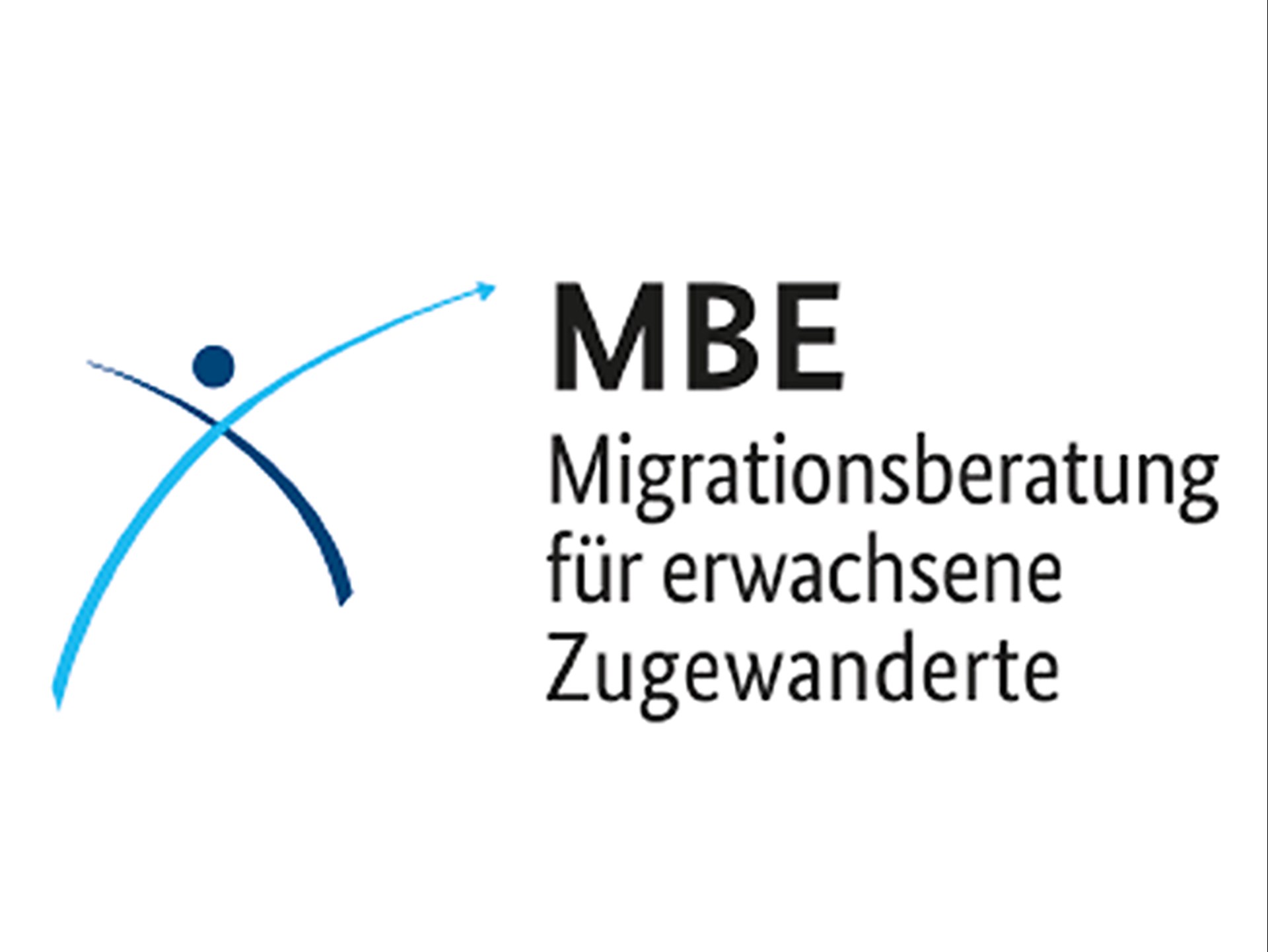 Das Bild zeigt das MBE-Logo mit der Aufschrift MBE - Migrationsberatung für erwachsene Zugewanderte. Links von der Schrift durchkreuzen sich je eine geschwungen Linie in hell- und dunkelblauer Farbe. Oberhalb des Schnittpunkts sieht man einen großen fetten Punkt in dunkelblau. Damit wird ein Mensch symbolisiert. 