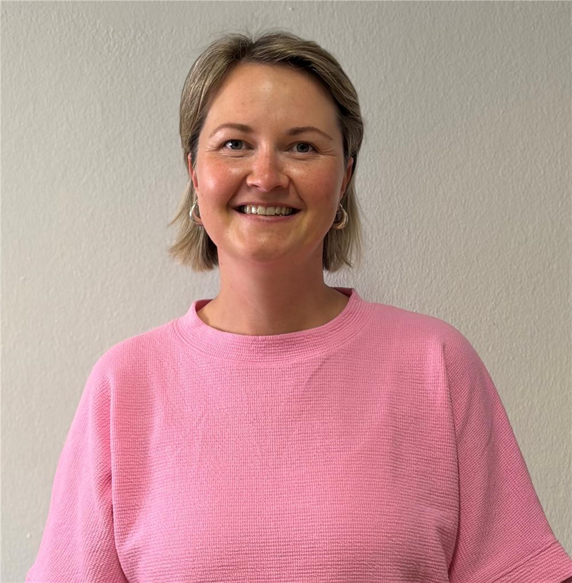 Das Bild zeigt Frau Claudia Loos, eine Mitarbeiterin im Bereich Kindertagesstätte des Caritasverbandes für die Diözese Augsburg.