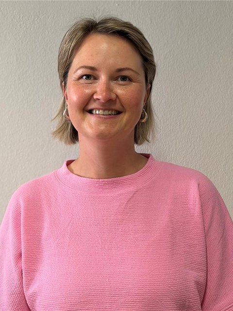 Das Bild zeigt Frau Claudia Loos, eine Mitarbeiterin im Bereich Kindertagesstätte des Caritasverbandes für die Diözese Augsburg.