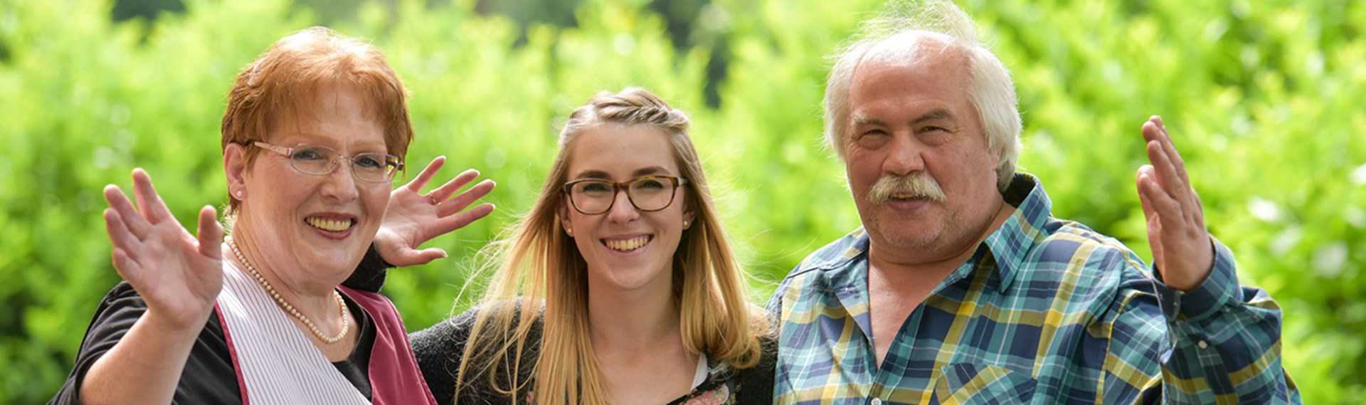 Ehrenamtliche mit älterem Mann im Garten